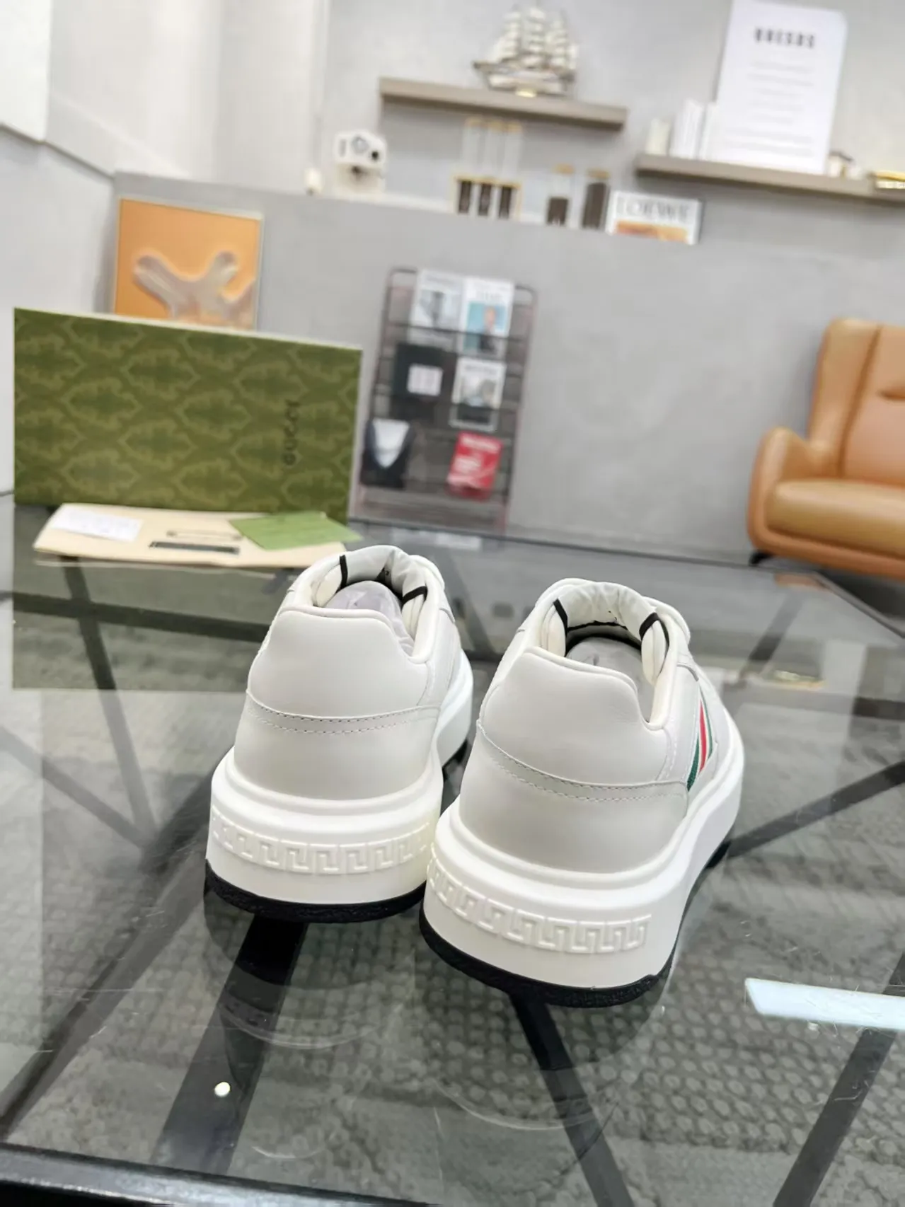 P460 new men's shoes GUCCI [Lightning] latest shoes are shipped. Original quality, fashionable, special materials, sheepskin lining, new packaging. The foot feels super comfortable and the workmanship is impeccable. Size: 38-45